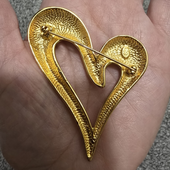 Chunky Gold Tone Metal Heart Brooch Pin Charm Bag Jacket Shoe Assessory - Picture 2 of 5